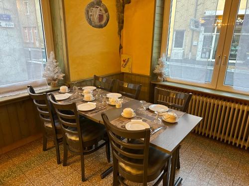 Un comedor con una mesa y sillas en un restaurante. en hotel du commerce, en Joncy