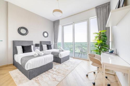 1 dormitorio con 2 camas, escritorio y ventana en Ultra Luxury Wasl 1 Residences Zabeel Park, en Dubái