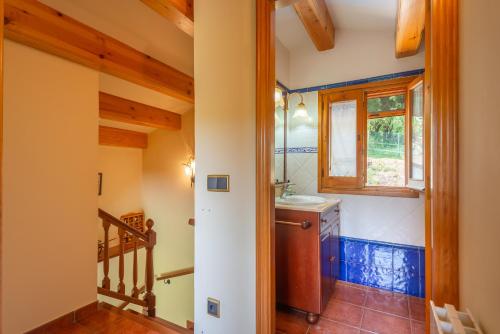 巴塞隆納的住宿－Can Caldeta - Naturaleza y privacidad en el Montseny，一间带水槽和窗户的小浴室