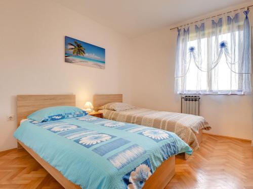 - une chambre avec 2 lits et une fenêtre dans l'établissement Detached house with private pool, 6 bedrooms, near Li njan, à Šišan