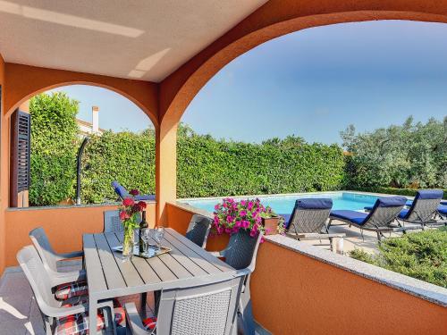 Detached house with private pool, 6 bedrooms, near Li njan
