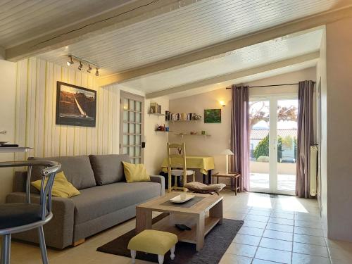 sala de estar con sofá y mesa en T2 de charme 55 m² au calme avec terrasse ombragée 40m2, en Carnoules