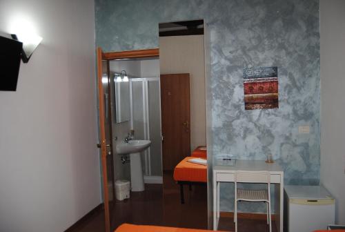 Baño pequeño con lavabo y espejo en Hotel Ristorante Solelago en Guardialfiera