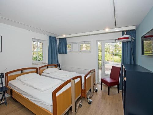 Tempat tidur dalam kamar di House suitable for the disabled near Hellendoorn
