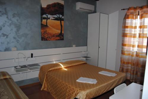 a small room with a bed and a sink at Hotel Ristorante Solelago in Guardialfiera