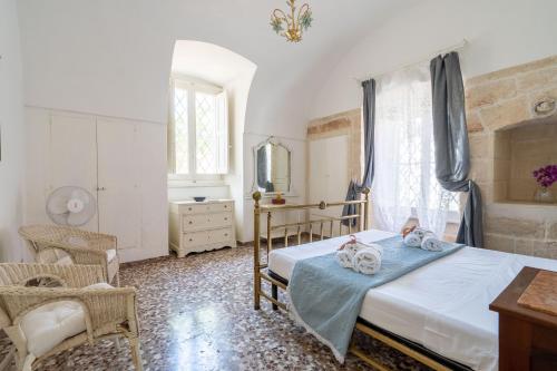 - une chambre avec un lit, une chaise et un miroir dans l'établissement Villa Boschetti Apartments, à Monopoli