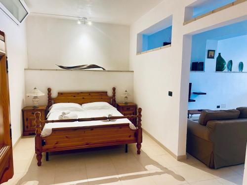 um quarto com uma cama e um sofá em AurEdo Apartment em Muro Leccese