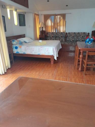um quarto com uma cama e piso em madeira em HOTEL CHORRILLOS BEACH em Barranca