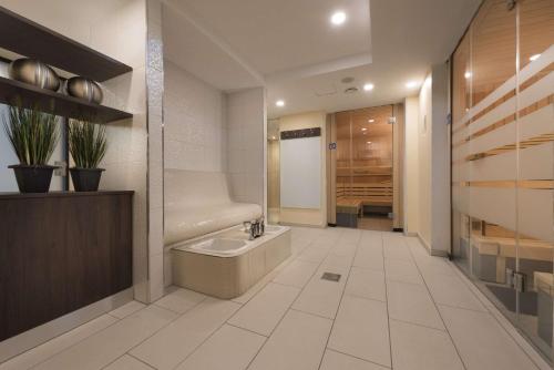 ein Badezimmer mit einer Badewanne und einem Waschbecken in der Unterkunft Maritim Hotel Königswinter in Königswinter