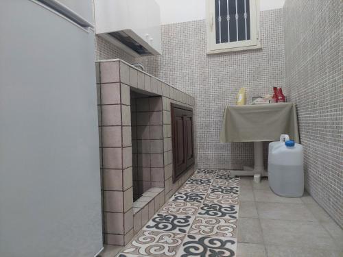 baño con lavabo y suelo de baldosa. en Casa Uccio, en San Pietro in Bevagna