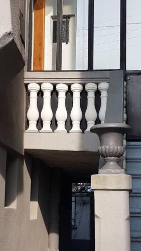 d'un balcon avec une fenêtre. dans l'établissement Maison Berckoise Belle Époque - Plage et Centre, à Berck-sur-Mer