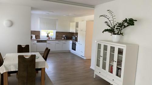 Kuchyň nebo kuchyňský kout v ubytování Ferienwohnung mit Garten
