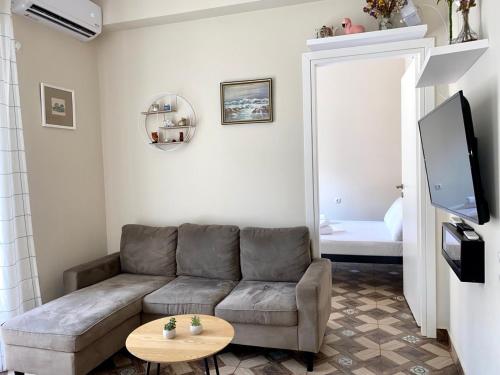 Dafni's home is in 200m to metro Ag Ioanis