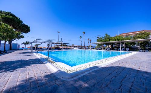 una grande piscina con acqua blu in città di Buka Sandy Beach a Messini