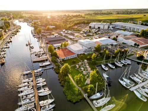 slube am Yachthafen Greifswald في غرايفسفالد: اطلالة جوية على مرسى مع قوارب