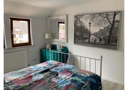 een slaapkamer met een bed en een foto aan de muur bij Seeadler in Bremerhaven