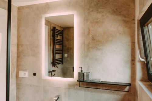 Ett badrum på Domki Nad Stawami z Jacuzzi i Sauną 1