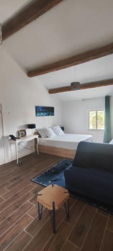 une chambre avec un grand lit et un canapé dans l'établissement Coeur de Provences, à Saint-Didier