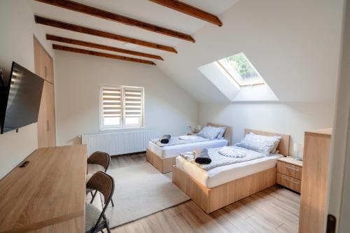 Un pat sau paturi într-o cameră la Casa Pricop Moroșană