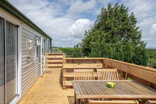 Balkón nebo terasa v ubytování Caravan at Ysgubor