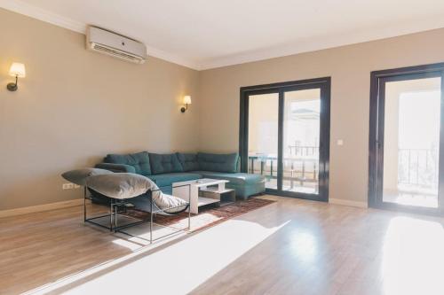 Гостиная зона в Mivida Emaar - Residence by Elegant Hospitality