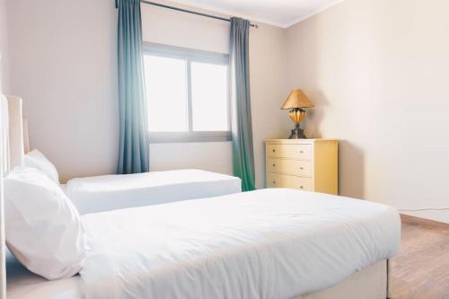 Кровать или кровати в номере Mivida Emaar - Residence by Elegant Hospitality