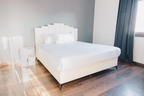 Кровать или кровати в номере Mivida Emaar - Residence by Elegant Hospitality