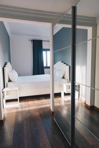 Кровать или кровати в номере Mivida Emaar - Residence by Elegant Hospitality
