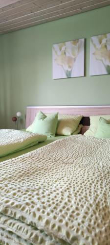 1 dormitorio con 1 cama grande con flores en la pared en FerienwohnungenAufDemDorf nahe LEGOLAND en Neuburg an der Kammel