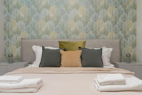 耶路撒冷的住宿－luxury studio flat，一间卧室配有一张带枕头的大床
