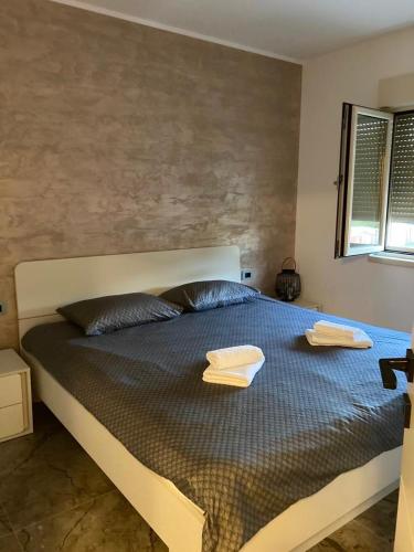 Donji Babići的住宿－Apartment Svila 1，一间卧室配有一张大床和两条毛巾