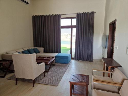 een woonkamer met een bank en een tafel bij Glory Salalah Villa 6 in Salalah