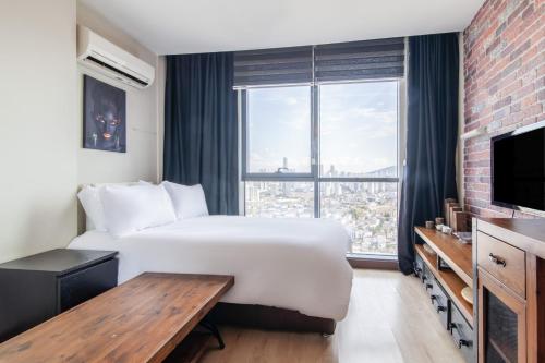 Pokój hotelowy z dużym białym łóżkiem i dużym oknem w obiekcie Central Flat with Amazing City View in Atasehir w Stambule