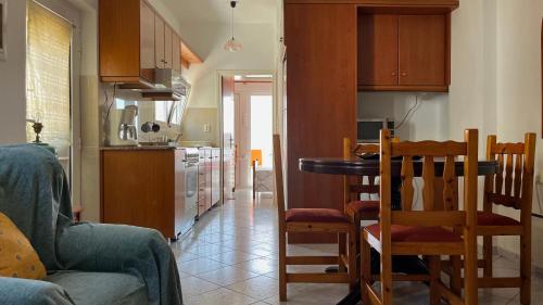 cocina y sala de estar con mesa y sillas. en Kagiabis' Home, en Gouves
