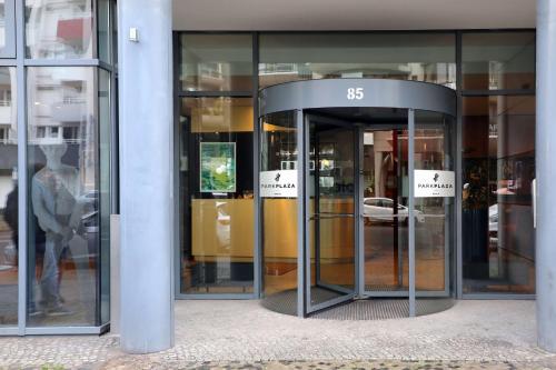 een winkel met twee draaideuren in een gebouw bij Park Plaza Berlin in Berlijn