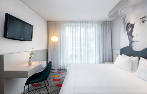 En eller flere senge i et værelse på Park Plaza Berlin