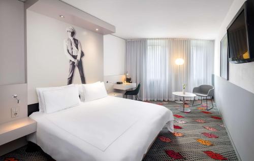 En eller flere senge i et værelse på Park Plaza Berlin