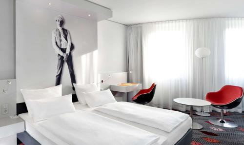 En eller flere senge i et værelse på Park Plaza Berlin