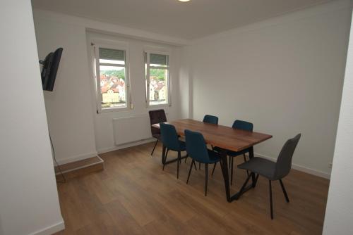une salle à manger avec une table et des chaises en bois dans l'établissement AB Stuttgart Untertürkheim, à Stuttgart