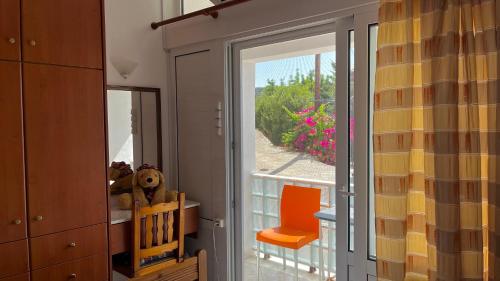 Habitación con una puerta corredera de cristal que da a un balcón. en Kagiabis' Home, en Gouves