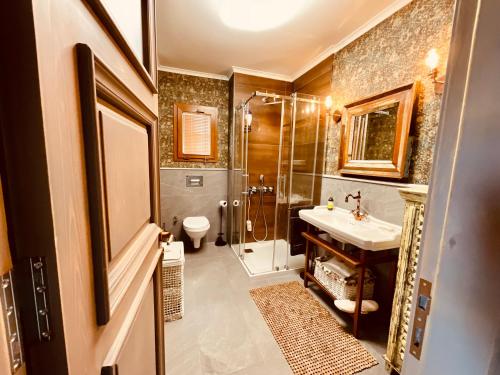 Ванная комната в Great view stone house private pool!