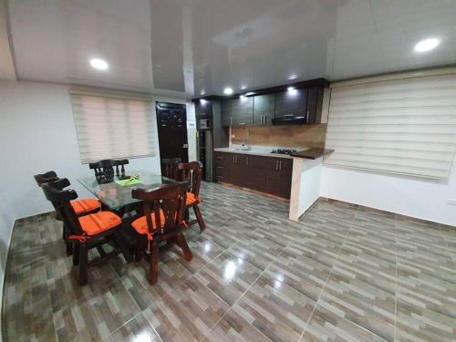 - une cuisine avec une table et des chaises dans la chambre dans l'établissement Mirador Casa Blanca Campestre, à Tibasosa