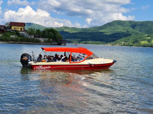 a group of people in a boat on a lake at Alegria in Eşelniţa