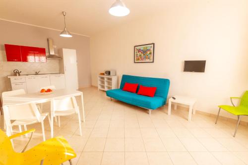 - un salon avec un canapé bleu et une table dans l'établissement Il Poggio del Cilento Country House, à Agropoli