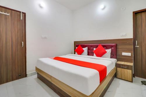 Tempat tidur dalam kamar di OYO Flagship 78481 Deswal Hotel