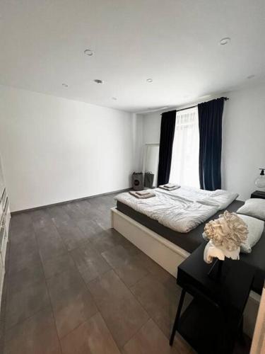Ένα ή περισσότερα κρεβάτια σε δωμάτιο στο Moderne Stilvolle 2-Zimmer Wohnung in Walle
