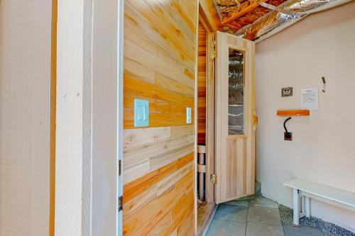 Habitación con pared de madera junto a una puerta en Granite Tranquility, en Yosemite West