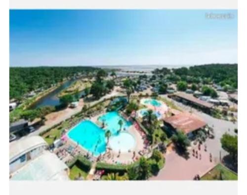 een luchtzicht op een resort met een zwembad bij sweet mobil-home in Lège-Cap-Ferret