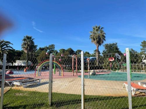 un parque acuático con piscina y parque infantil en sweet mobil-home, en Lège-Cap-Ferret