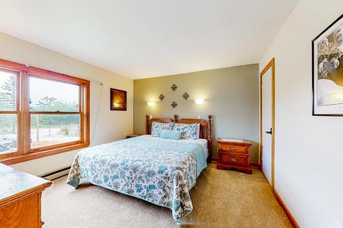 Schlafzimmer mit einem Bett und einem Fenster in der Unterkunft Trail Creek 31 in Killington